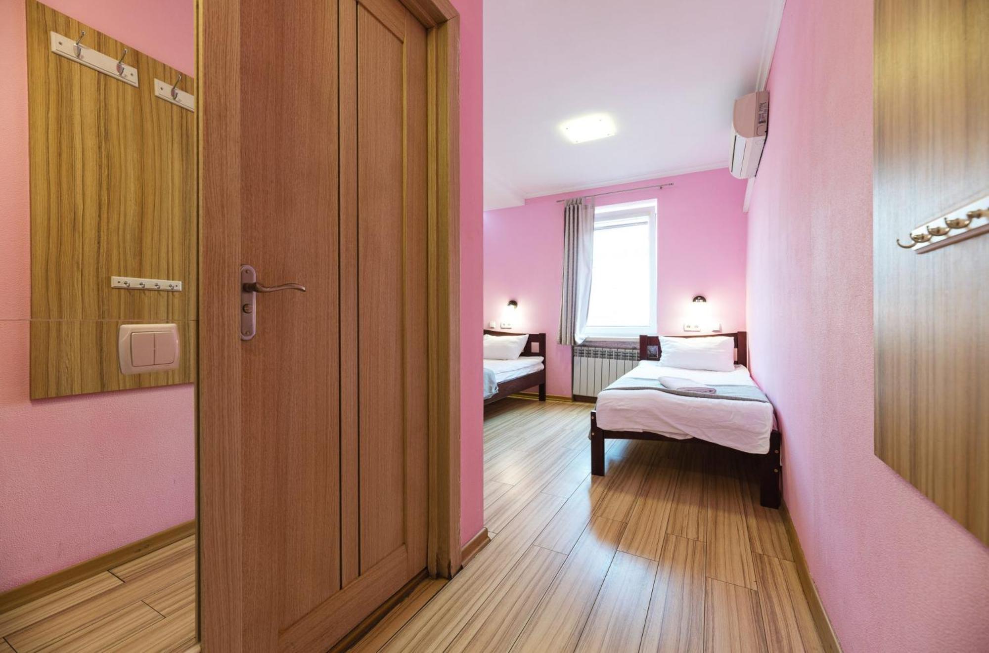Guest House "Golden Gate 911 " Kyiv Exterior photo
