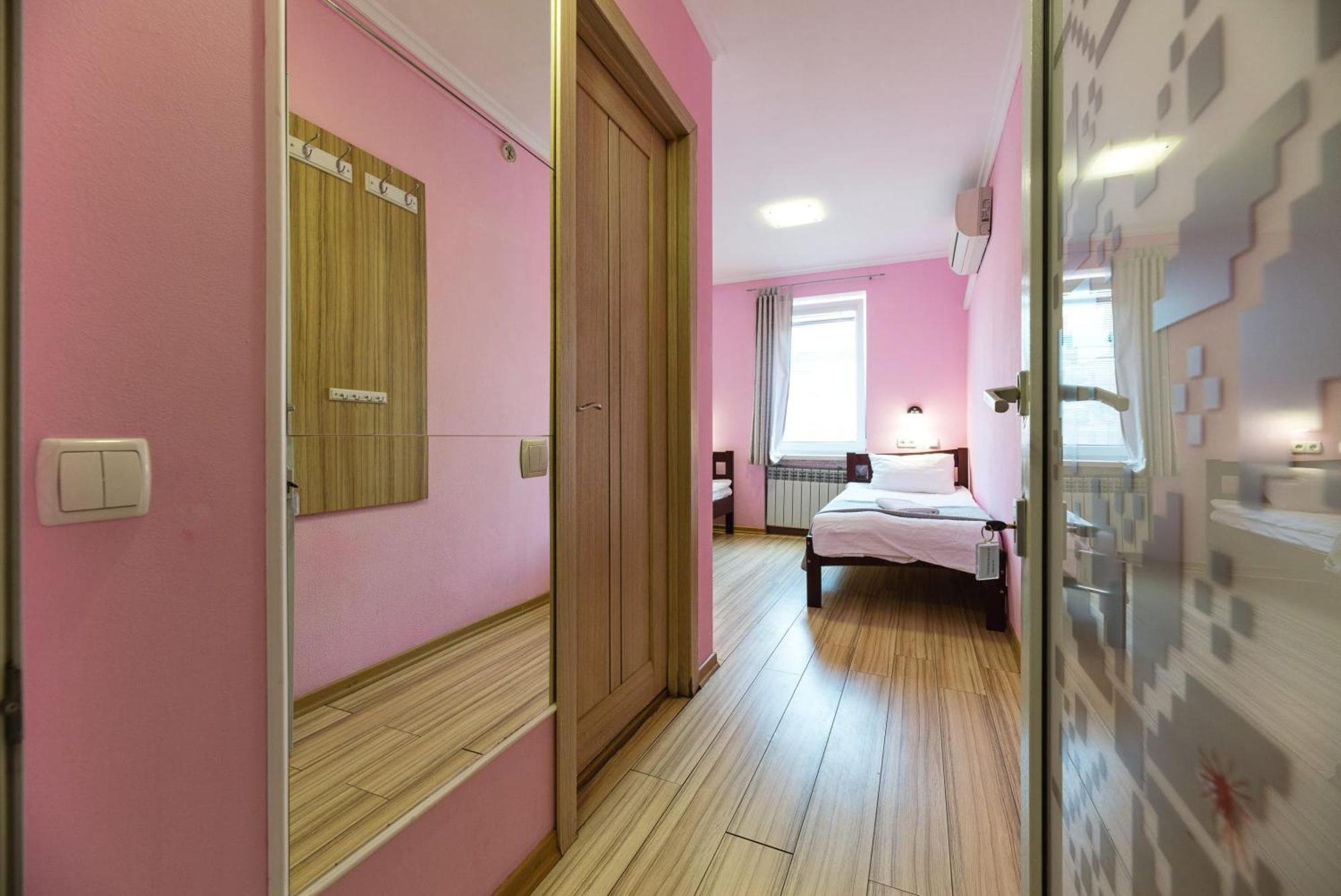 Guest House "Golden Gate 911 " Kyiv Exterior photo